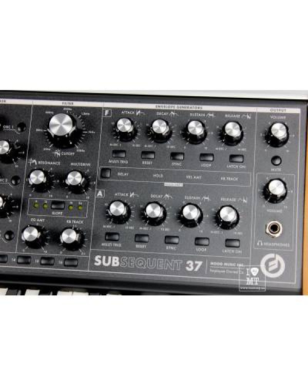 MOOG SUBSEQUENT 37 Синтезатор аналоговий